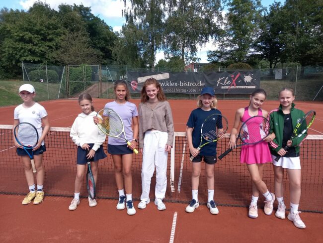 von links: Merle Jung Louann Sieber Hannah Hargarter Mayla Rafaele Max Gruhn Anna Maria Kell Romy Latz